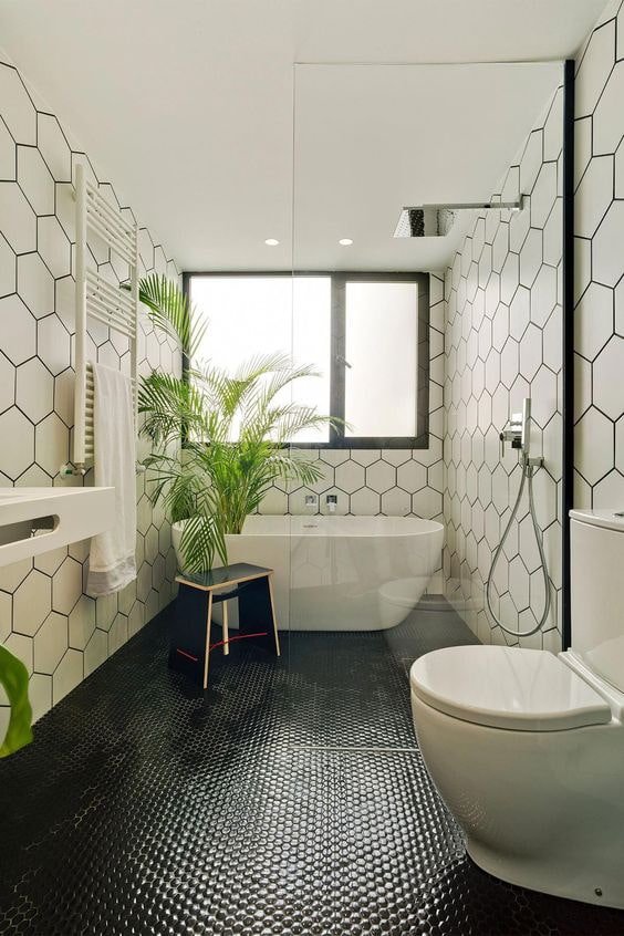 Schwarz-weißes Badezimmer mit Mosaik auf dem Boden