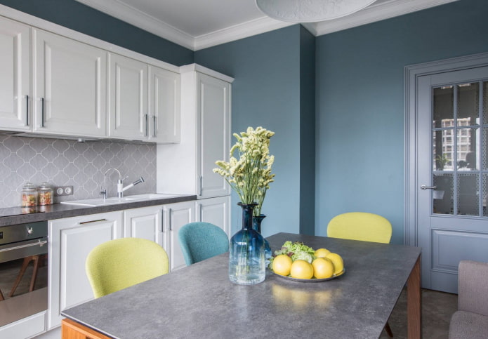 Lineare Küche in Pastellfarben mit einem Kasten in der Ecke