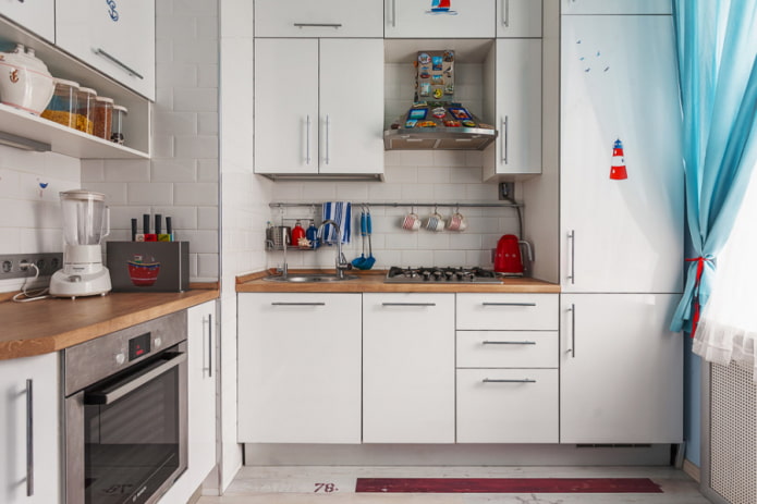 Weiße Küche mit einem Lüftungskasten in der Ecke