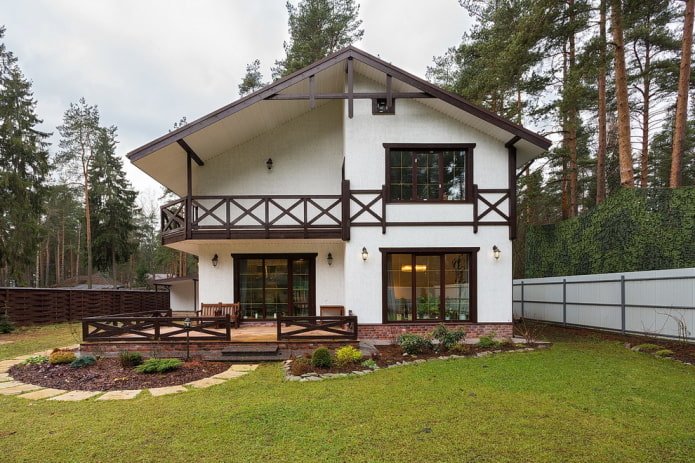 Hausfassadendekoration im Fachwerkstil