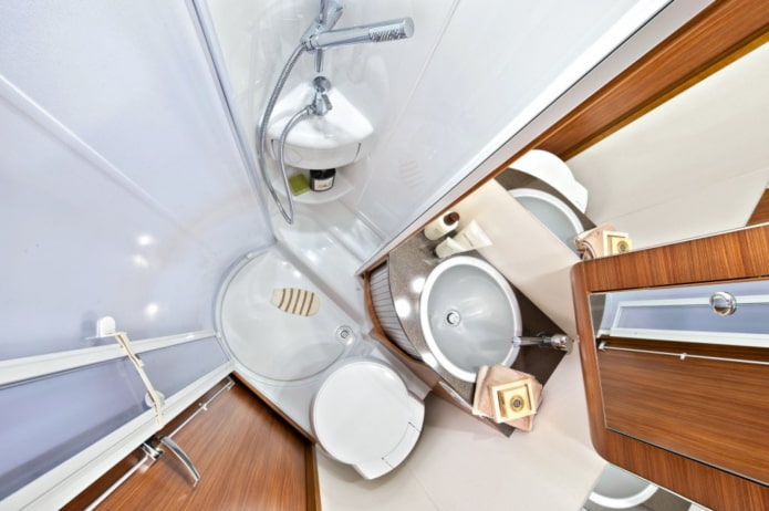Innenansicht eines Badezimmers in einem Wohnmobil
