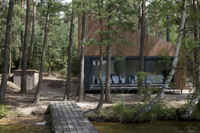 Haus im Wald am See