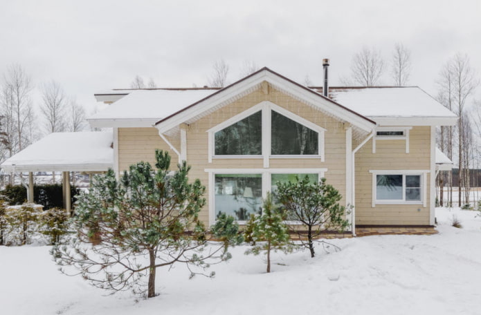 beiges Haus im skandinavischen Stil