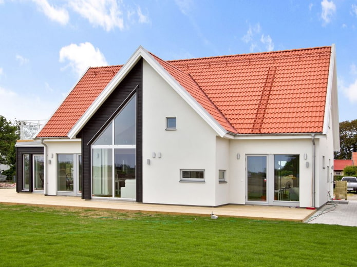 Dachdekoration eines Hauses im skandinavischen Stil