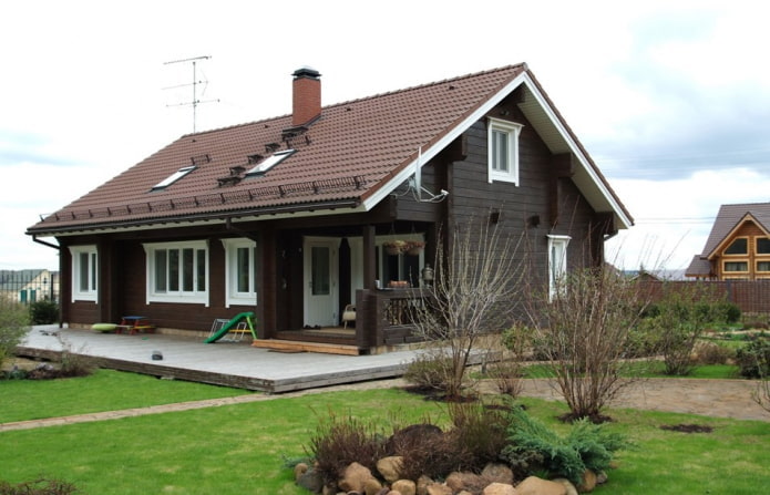 Dachdekoration eines Hauses im skandinavischen Stil