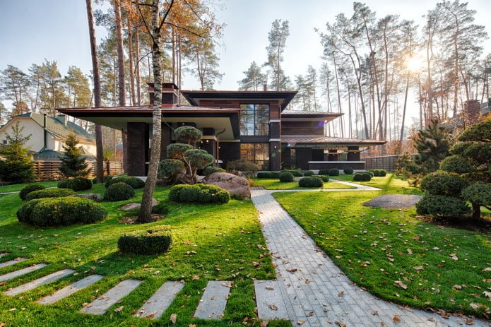 Landschaftsgestaltung des Hauses im skandinavischen Stil