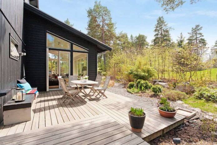 Landschaftsgestaltung des Hauses im skandinavischen Stil