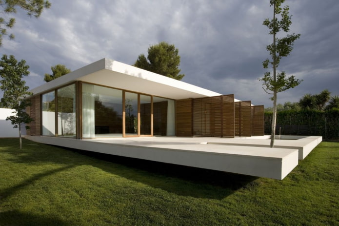 einstöckiges Haus im High-Tech-Stil