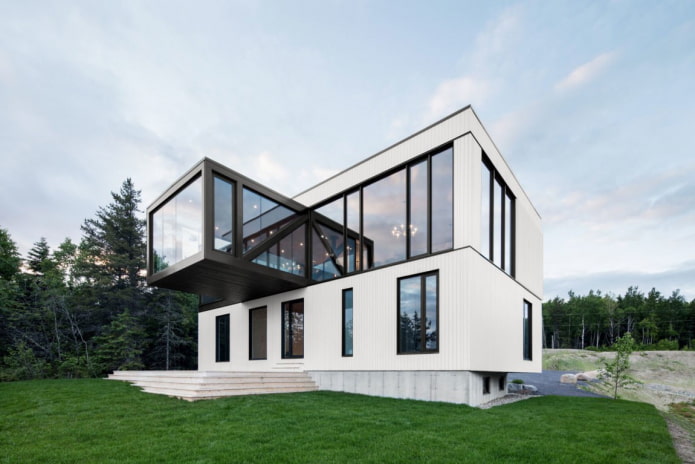 zweistöckiges Haus im Hightech-Stil