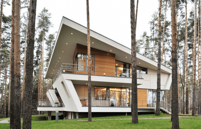 Sattelhaus im High-Tech-Stil