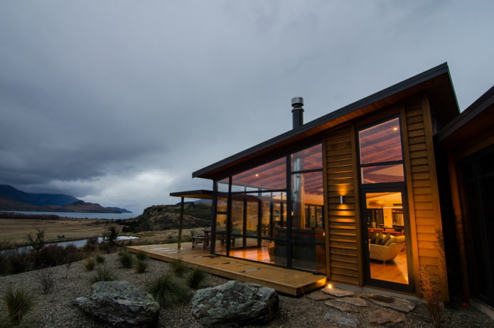 Haus mit Panoramafenstern im High-Tech-Stil