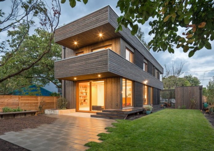 zweistöckiges Haus im High-Tech-Stil