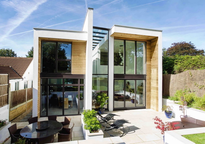 zweistöckiges Haus im High-Tech-Stil