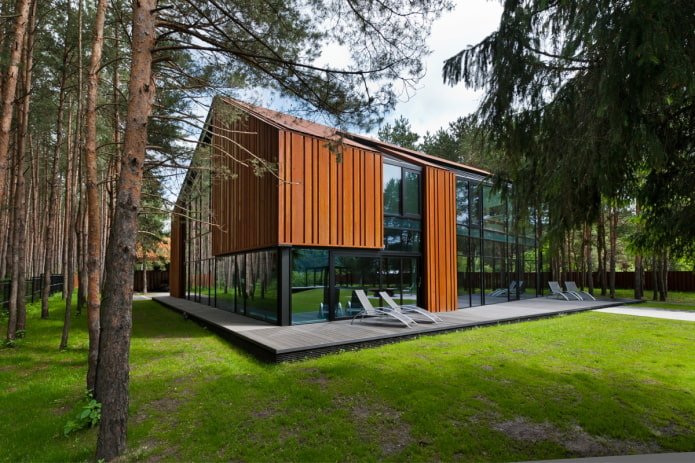 Haus im High-Tech-Stil im Wald