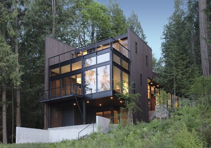 Haus im Hightech-Stil im Wald