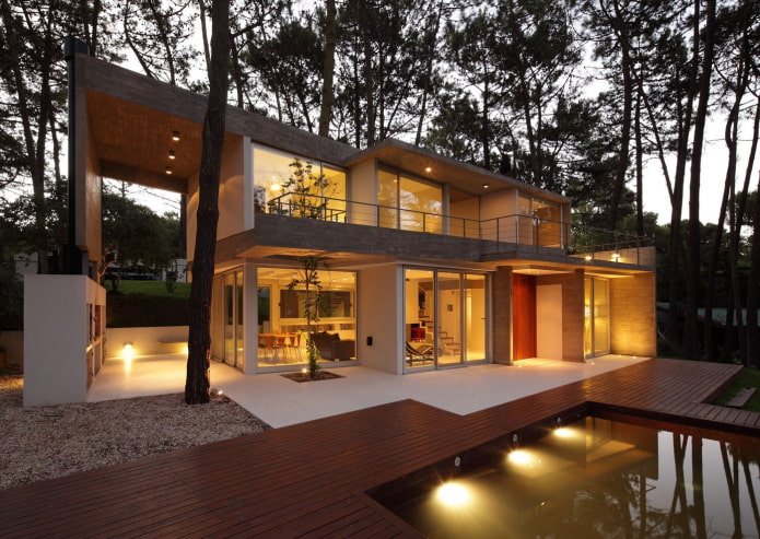 Haus im Hightech-Stil im Wald