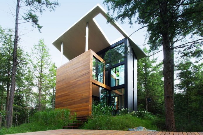 Haus im High-Tech-Stil im Wald