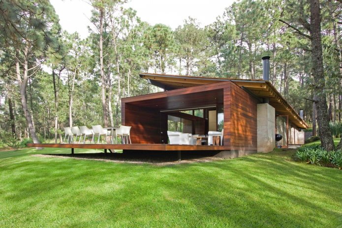 Haus im High-Tech-Stil im Wald