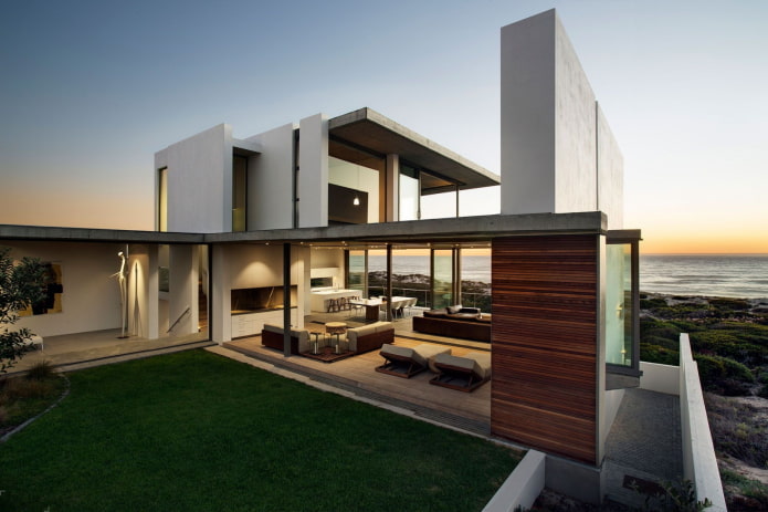 Haus im High-Tech-Stil an der Küste