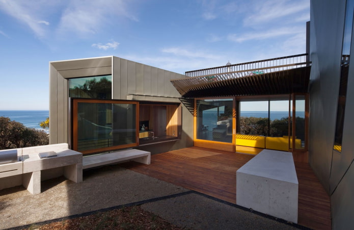 Haus im High-Tech-Stil an der Küste