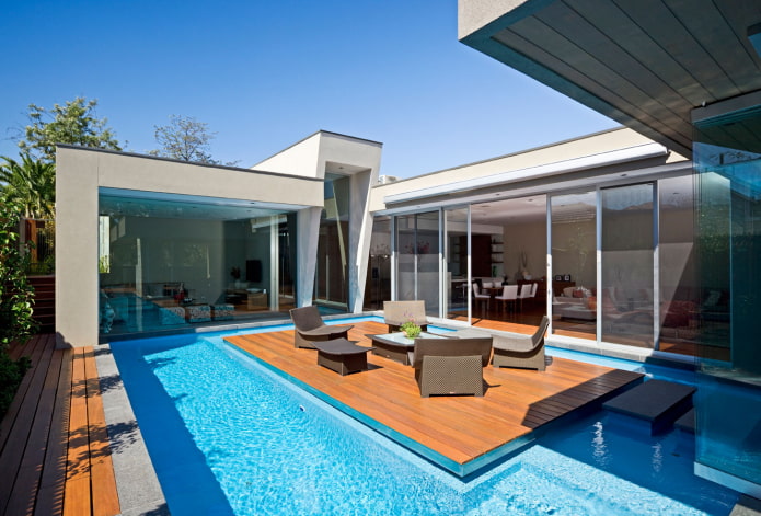 Haus mit einer Terrasse im High-Tech-Stil