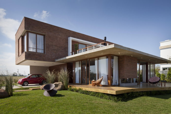 Haus mit einer Terrasse im High-Tech-Stil