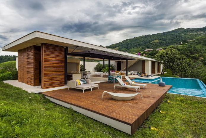 Haus mit Terrasse im High-Tech-Stil