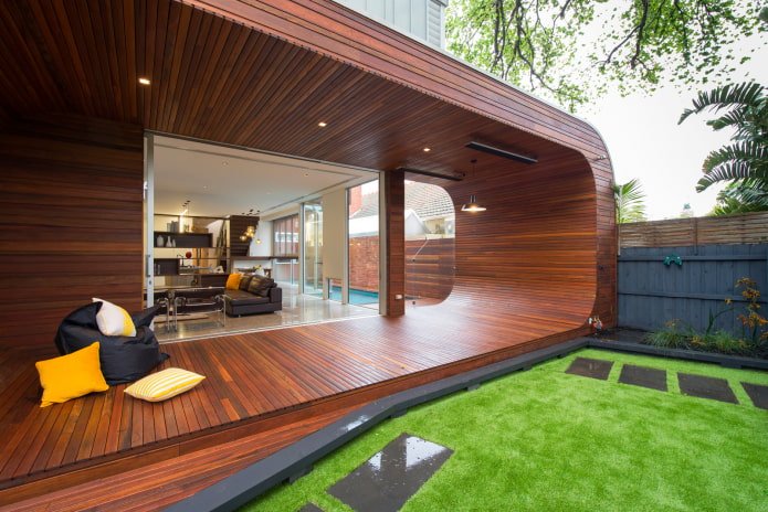 Haus mit einer Terrasse im High-Tech-Stil