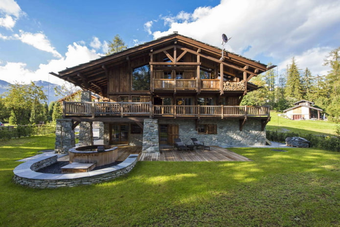 klassisches Haus im Chalet-Stil