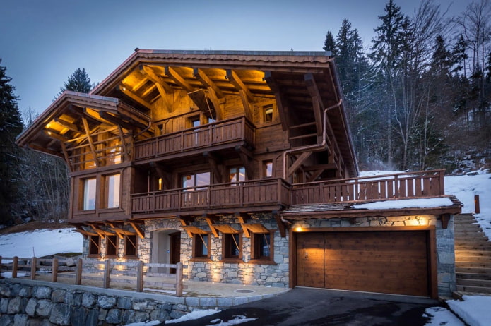 dreistöckiges Haus mit Garage
