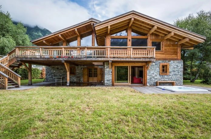 zweistöckiges Haus mit Loggia