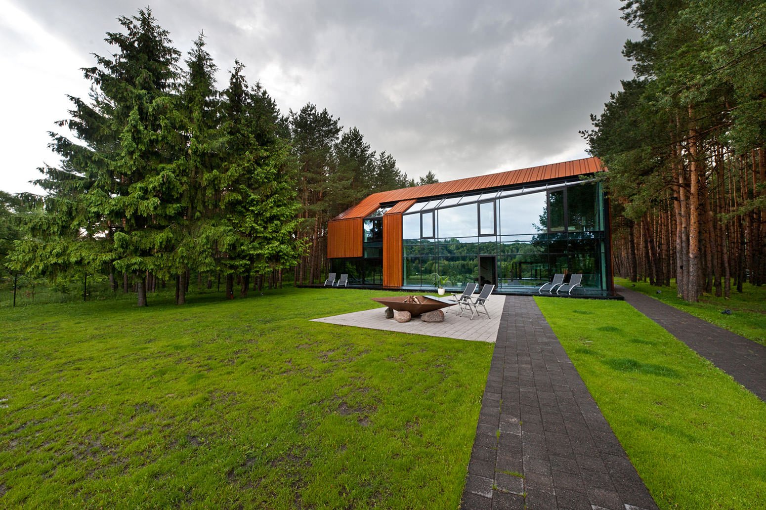 schönes Haus mit Panoramafenstern