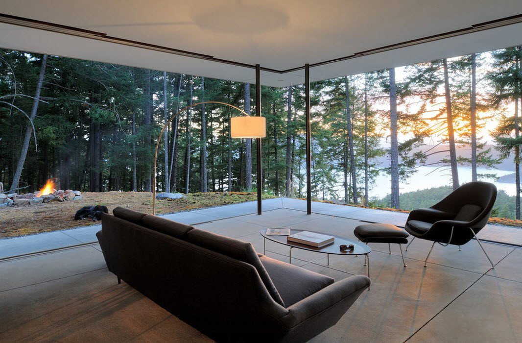 Wohnzimmereinrichtung in einem Landhaus mit Panoramafenstern