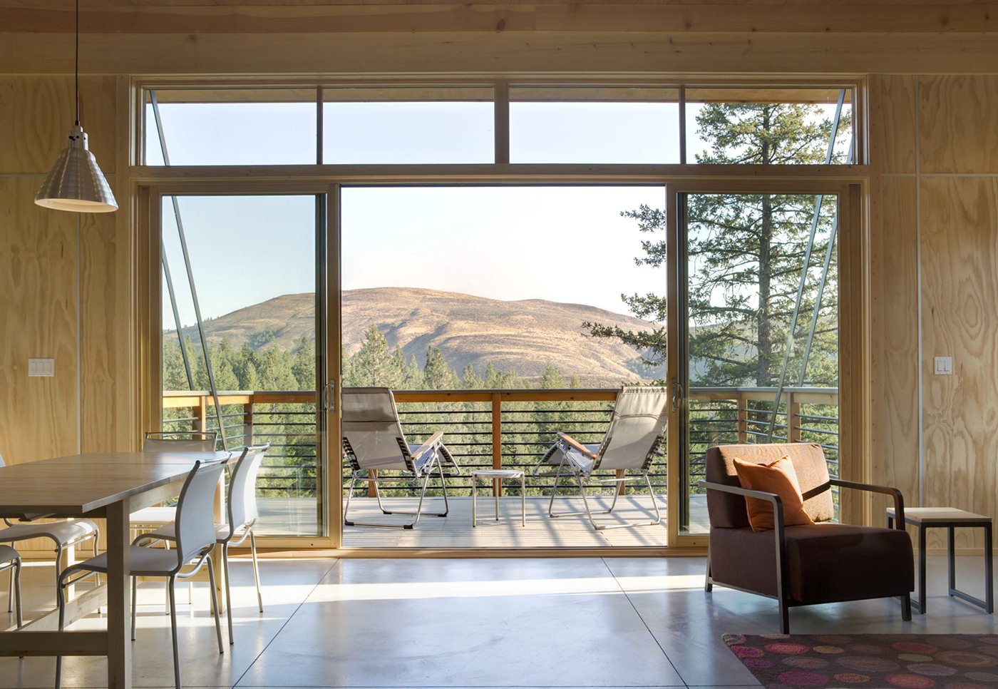 Innenansicht eines Landhauses mit Panoramafenstern