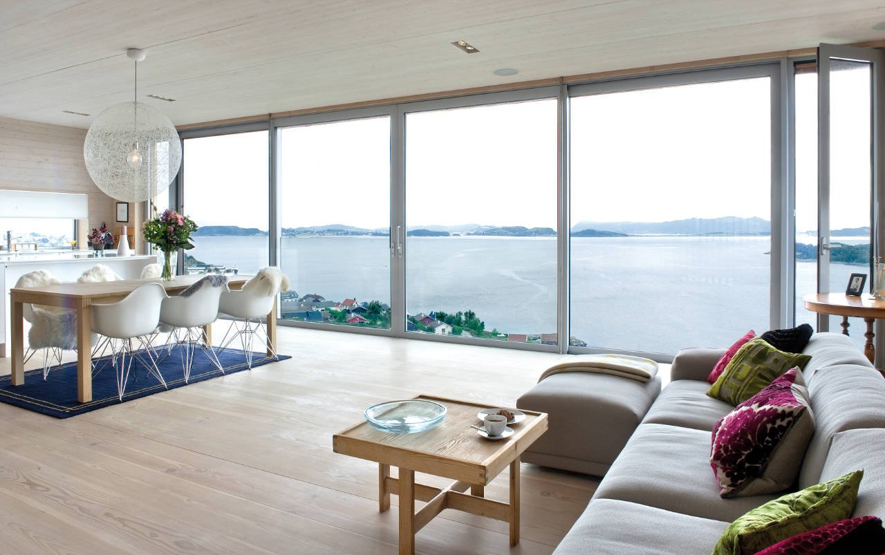 Wohnzimmereinrichtung in einem Landhaus mit Panoramafenstern