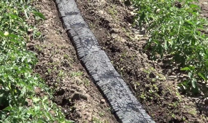 Weg zwischen Beeten aus Reifen