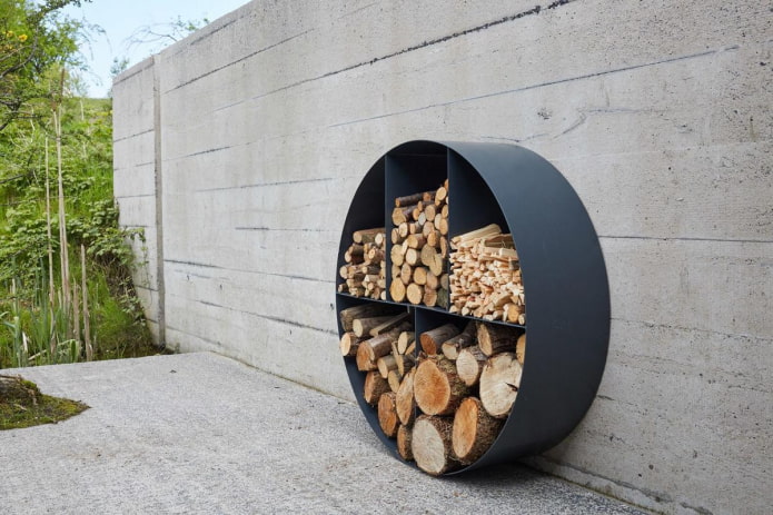 Holzstapel im Freien