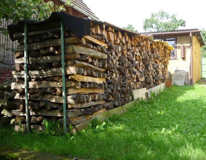 Brennholzschuppen auf der Datscha
