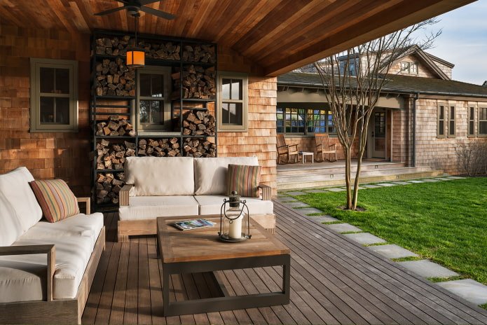 Holzschuppen auf der Veranda