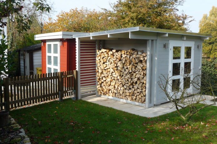 Holzschuppen an der Wand