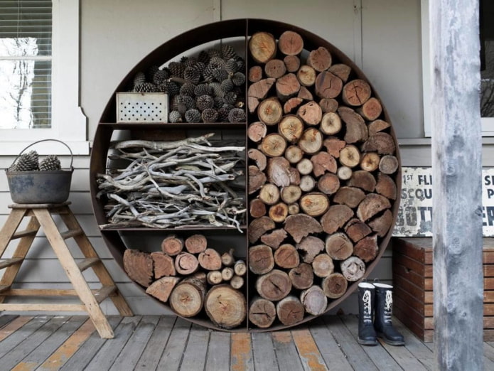 ungewöhnlicher Holzstapel