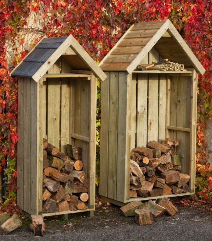 Holzstapel in Form eines Hauses