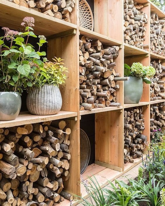 Holzstapel in Form eines Gestells