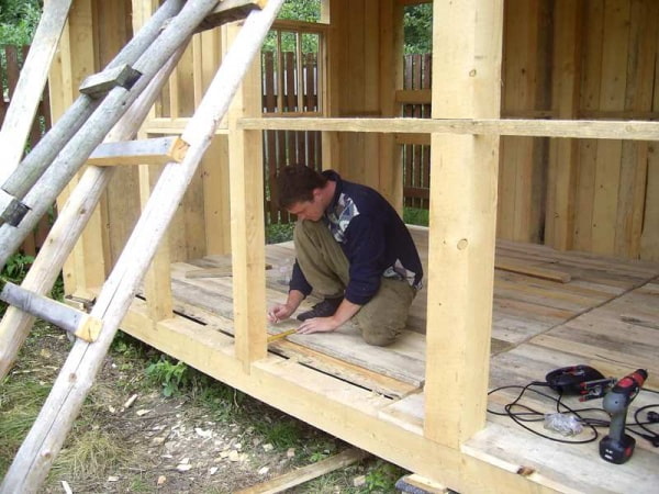 Holzschuppen für die Datscha