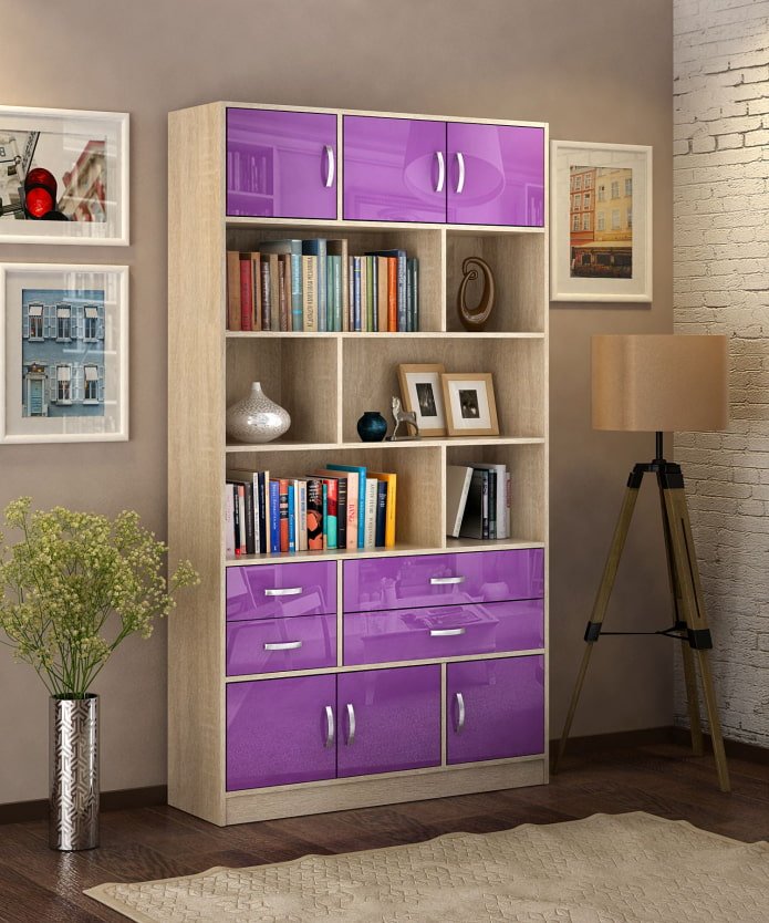Schrank mit hellen Fassaden