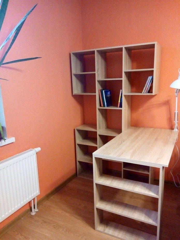 Büromöbel aus hellem Holz