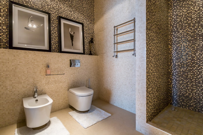 Dusche aus braunen Fliesen im Innenraum