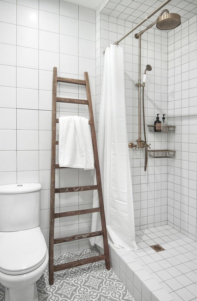 Dusche aus weißen Fliesen im Innenraum