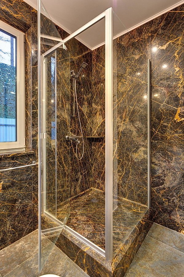 Steinfliesen in der Dusche im Innenraum