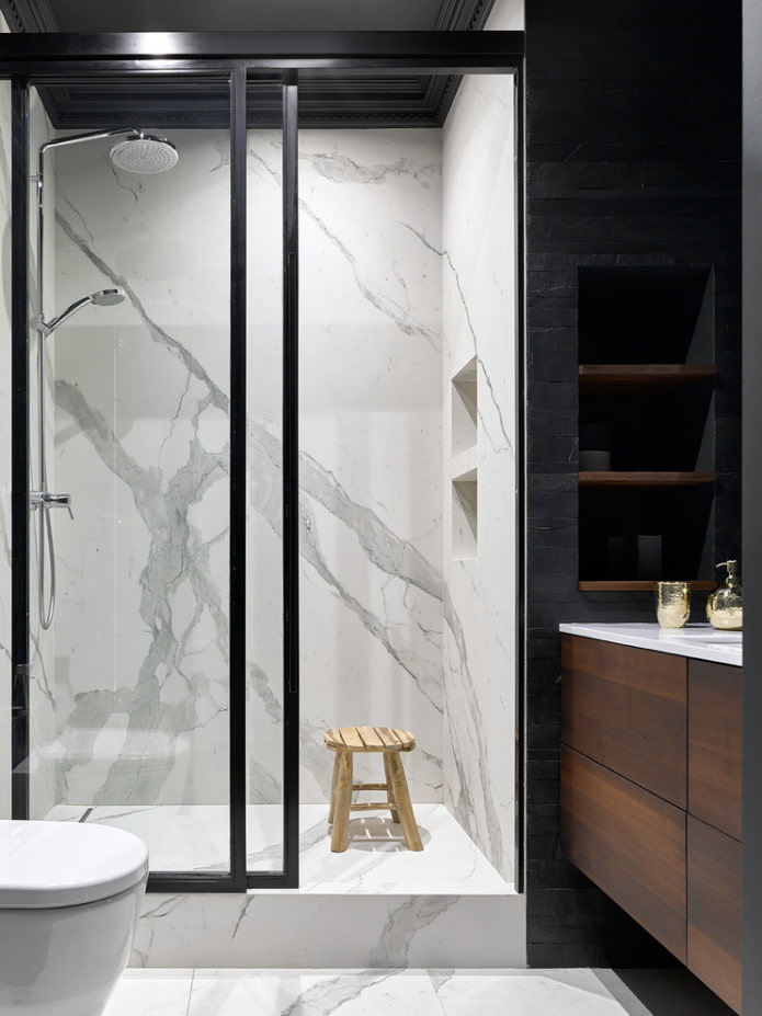 Steinfliesen in der Dusche im Innenraum